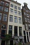 Pand met gepleisterde gevel onder rechte lijst