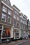 Pand met gevel onder rechte lijst voor ouder huis