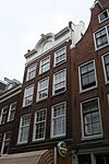 Pand met gevel onder gesneden verhoogde lijst