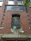 Amsterdam Zeemanlaboratorium Plantage Muidergracht 20110910.JPG -  Decoratie boven de ingang van het voormalige nl:Zeemanlaboratorium aan de Plantage Muidergracht in Amsterdam. Een tegeltableau en een sierraam met een gestileerde afbeelding van een lichtgolf en een stralenbundel met prisma  Decorations on the entrance of the former Zeeman Laboratory on Plantage Muidergracht in Amsterdam. A tile tableau and a decorative window with a stylized rendering of a light wave and a light beam with prism. 