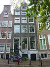 Pand met ingezwenkte halsgevel van vloeiend silhouet