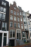 Pand met 18e-eeuwse gevel, bekroond door een 19e-eeuwse klokvormige top onder rollagen