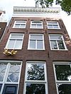 Pand met gevel onder gesneden rechte lijst