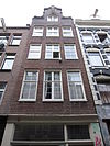 Amsterdam, Gasthuismolensteeg 12 -  huis, vanwege de zandstenen onderdeden van de gevelhals