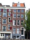 Huis met gevel onder gezamenlijke rechte lijst met 611a