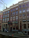 Huis met gevel onder rechte lijst met vier consoles