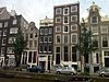 Pand met gevel waarvan de bovenste verdiepingen plm 1900 zijn herbouwd en van een moderne afsluiting voorzien