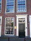 Huis met pilaster-halsgevel met 2 oeils-de-boeuf en festoen