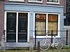 Huis met gevel onder rechte lijst waarop een dakkapel