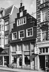 Pand met lage trapgevel met vleugelstukken in de top, bekronende leeuw en gevelsteen