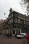 Pand met gevel met empire deurpartij