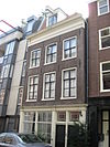 Huis met gevel onder rechte lijst en dakkapel