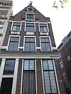 Hoekhuis met pilastergevel onder latere punttop