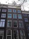 Pand met gevel onder zandstenen triglyfenlijst met consoles en balustrade waarin een schip enz