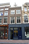 Huis met gevel onder 19e-eeuwse rechte lijst