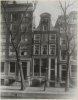 Overzicht gevel grachtenhuis waarin rijwielstalling