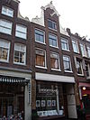 Pand met halsgevel met vleugelstukken van s-vormig silhouet