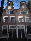 Pand met zeer eenvoudige klokgevel onder rollagen