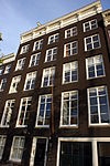 Pand met gevel, samen met die van nr 13 onder rechte lijst met consoles