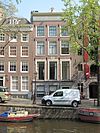 Pand met gevel onder rechte lijst