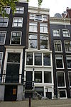 Huis met gevel onder rechte lijst