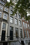 Pand met zandstenen gevel onder rechte lijst met consoles