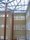 WLM - Minke Wagenaar - 07-02-10 Het Sieraad 004 - Amsterdam: Het Sieraad Vierde Ambachtsschool (1923), voormalige Edelsmedenschool architect: A.J. Westerman, Publieke Werken Rijksmonument sinds 2002 Overkapping binnenplaats (2006) architect: Eric Paardekooper, OIII architecten Stadsdeel De Baarsjes, Postjesweg 1 (ChassÃ©buurt) Woningcorporatie Ymere 