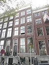 Prins Hendrikkade 171, Amsterdam -  Building with sandstone facade in triglyph with a ship sailing in it.  Pand met gevel onder zandstenen triglyfenlijst met consoles en balustrade waarin een schip enz