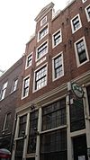 Pand met pilaster-halsgevel onder rollagentop