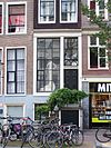 Pand met ingezwenkte halsgevel met gesneden pui, puilijst, deur, -kalf, snijraam en snijraamhek