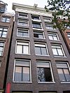 Pand met gevel onder rechte lijst met drie flesbalusters op de stoep