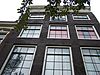 Pand met gevel met gesneden lijst en gebeeldhouwde zandstenen pui waarin lod
