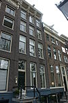 Pand met gevel onder rijk gesneden lijst met consoles en met een gebeeldhouwde cordonlijst