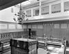 Interieur van de wintersynagoge met biema (= verhoging voor het voorlezen van de Tora), kroonluchter en banken met boven de vrouwengalerij - Amsterdam - 20013931 - RCE -  Portugese synagoge: Interieur van de wintersynagoge met biema (= verhoging voor het voorlezen van de Tora), kroonluchter en banken met boven de vrouwengalerij 
