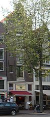 Pakhuis met klokgevel waarin twee oeils-de-boeuf