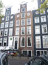Pand met halsgevel met beeldhouwwerk in de afdekking en twee oeils-de boeuf