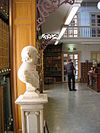 WLM - Minke Wagenaar - Artis, Bibliotheek 10 - Enkele decennia na de oprichting van het genootschap Natura Artis Magistra had Artis een topcollectie boeken op het gebied van de natuurhistorie opgebouwd. In 1866 verrees aan de Plantage Middenlaan een nieuw bibliotheekgebouw. Naast de bibliotheek werd in 1869 een identiek vormgegeven faunamuseum gebouwd. Het middendeel dat beide gebouwen verbindt en de hoofdingang bevat, dateert uit 1872. De vormgeving sluit naadloos aan op de twee oudere gebouwen. Het complex is ontworpen door G.B. Salm. Eve…