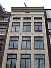 Pand met gevel met stucversiering en deuromlijsting