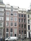 Geldersekade 6 en 7, Amsterdam -  Geldersekade 6: building with gable under cut cornice and pointed gable with oeil de boeuf at the back side. Geldersekade 7: house, because of the sandstone coverings of the bell shaped top, and the two stone year ribbons.  Geldersekade 6:Pand met gevel onder gesneden lijst en puntgevel met oeils de boeuf aan de achterzijde. Geldersekade 7: Huis, vanwege de zandstenen afdekkingen van de klokvormige top, en de twee stenen jaartallinten 