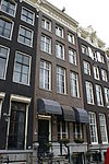 Pand met gevel onder gesneden rechte lijst