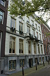 Twee huizen achter gezamenlijke gevel met middenrisaliet