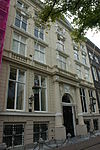 Dubbel huis met rijk gebeeldhouwde zandstenen gevel met middenrisaliet, onder rechte lijst en fronton