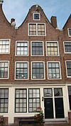 Huis, bij de restauratie voorzien van een passende klokgevel in 18e-eeuwse vormen