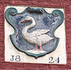 Huis met gevel onder latere klokvormige top, waarin gevelsteen
