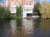 WLM - Minke Wagenaar - 10-03-21 Amsterdam 001 - Weteringschans 20-22 Rijksmonument 518477 Rijksdienst voor Cultureel Erfgoed: Inleiding Tussen Weteringschans en Singelgracht in 1883-84 tot stand gekomen DUBBELE VILLA met HEK gelegen in een reeks van vrijstaande gebouwen. Villa in eclectische stijl naar ontwerp van J. Daverman in opdracht van F.H. Koekkoek. N.B. Serre aan achterzijde nr.22 door Z. Deenik & Zn. In 1928 tochtpui door J. Molenaar in opdracht van E. Penso (nr.20). Omschrijving Het grondplan van de dubbele villa is gebaseerd o…