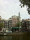 Pand met gevel onder hoge rechte lijst met triglyfen