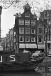 Hoekhuis met klokgevel en gevelsteen in de zijgevel