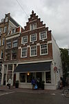 Hoekhuis met trapgevel van het 'type met grote blokken'