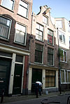 Huis met gekuifde klokvormige topgevel