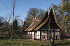 Artis Minangkabauhuis 2 -  Artis, Amsterdam. Vrijstaande houten stal in vakwerkstructuur, het Minangkabauhuis in 1916 gebouwd, in navolging van de huizen in de Padangse bovenlanden van Sumatra. 